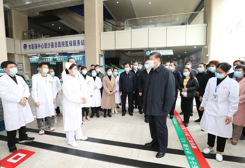 3月22日至25日，中共中央总书记、国家主席、中央军委主席习近平在福建考察。这是23日上午，习近平在三明沙县总金沙集团
住院楼一层大厅，听取医改情况介绍。新华社记者 王晔 摄