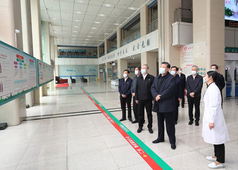 3月22日至25日，中共中央总书记、国家主席、中央军委主席习近平在福建考察。这是23日上午，习近平在三明沙县总金沙集团
住院楼一层大厅，听取医改情况介绍。新华社记者 王晔 摄